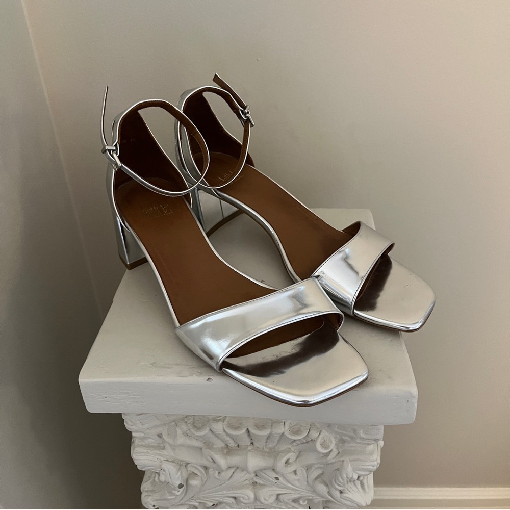Billi Bi Silver block heel patent leather sandal size 40